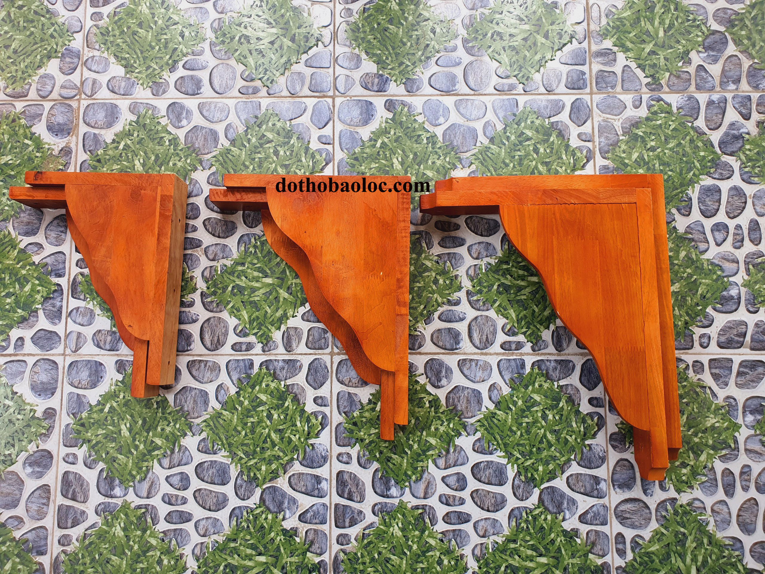 Bộ chân kệ treo bàn thờ gỗ xoan, eke gỗ, giá đỡ chữ L màu đỏ trơn ( 3 cỡ dài: 30cm, 35cm, 40cm )