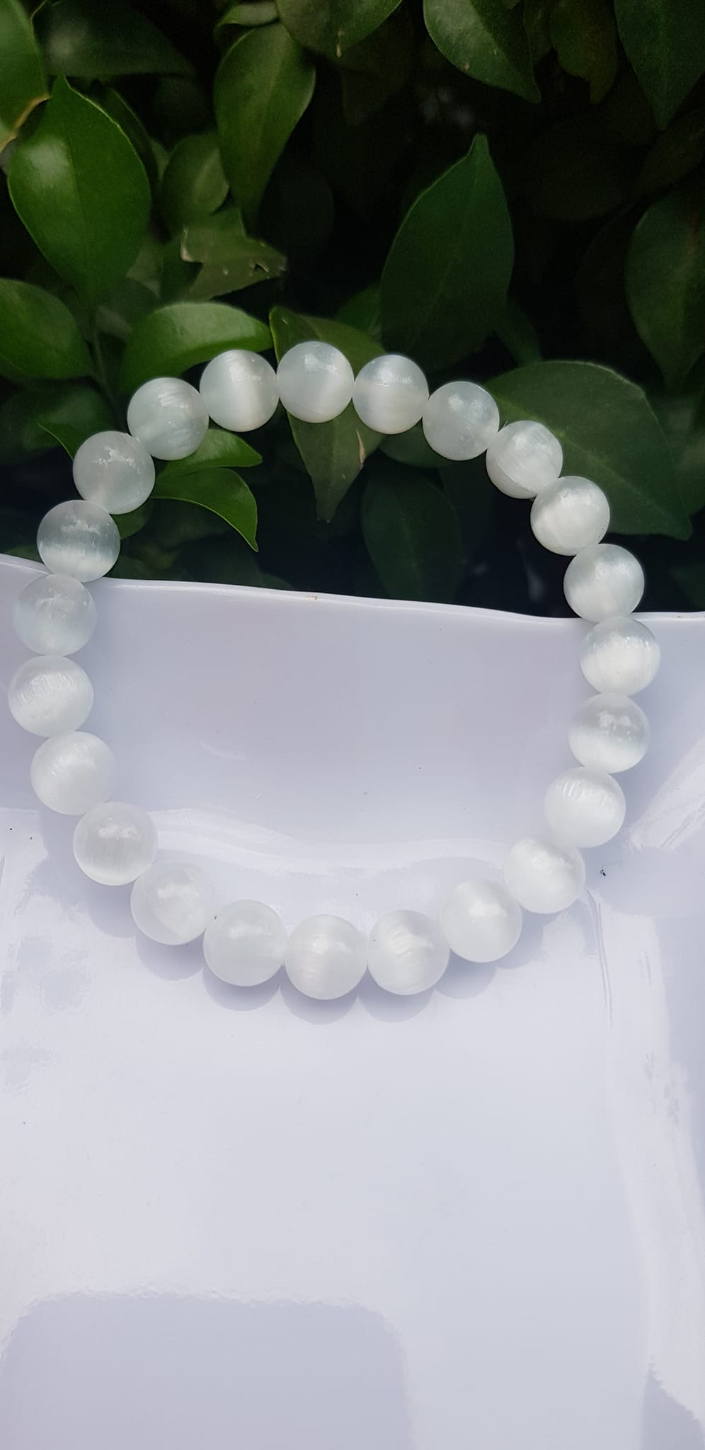 Vòng tay phong thủy may mắn Nữ đá mắt mèo trắng thiên nhiên Size hạt 8mm bóng sáng tuyệt đẹp màu trắng trong ánh sáng đẹp Chất liệu đá mắt mèo bóng đẹp chuẩn hợp nữ mệnh kim, mệnh thủy đeo giá rẻ bao đẹp ạ  đeo tốt sức khỏe, may mắn phong thủy tài lộc ạ