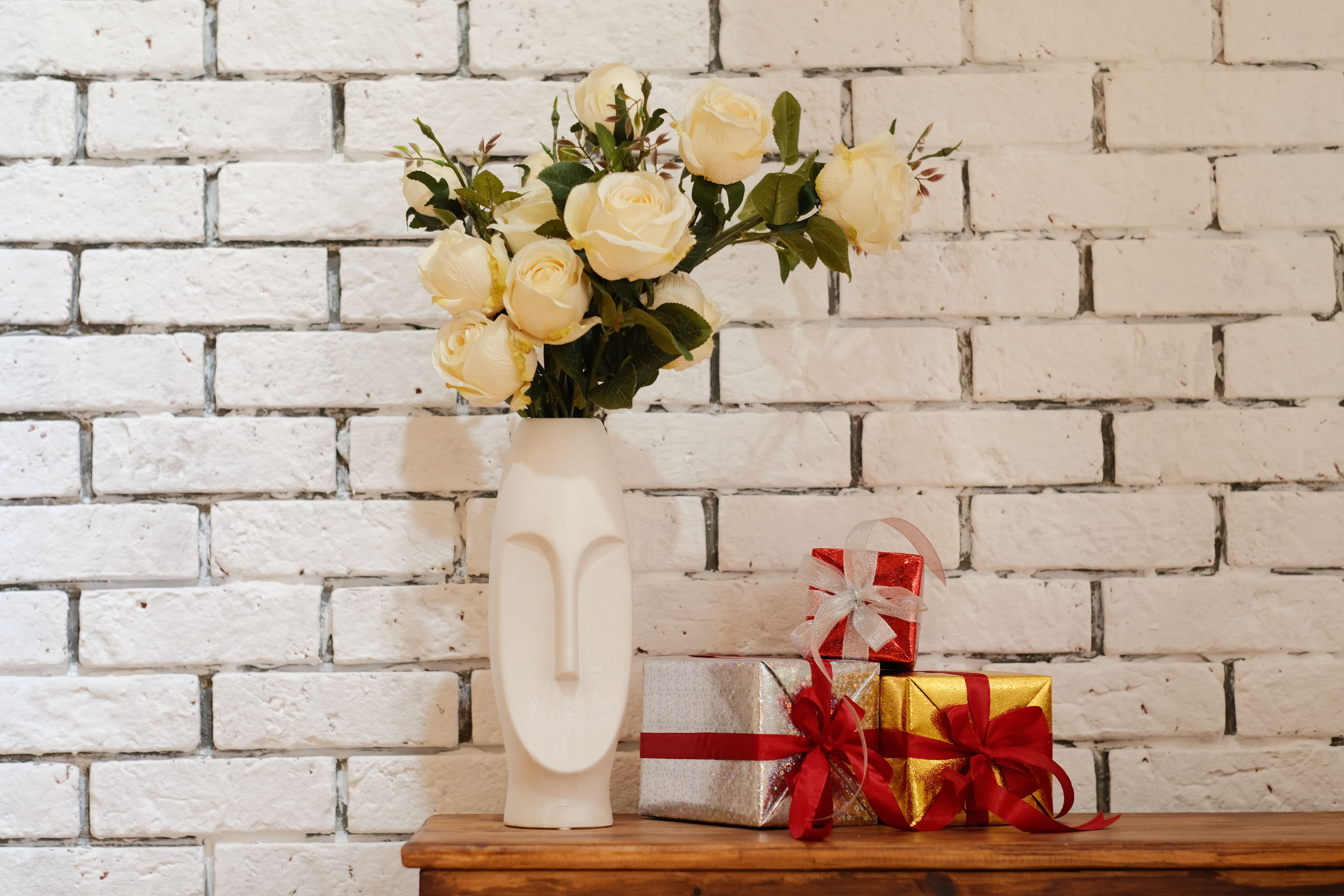 Tượng gốm sứ decor hình mặt người trang trí nhà màu trắng DS007
