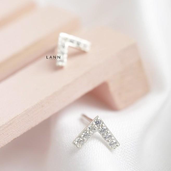 Khuyên chữ V kín đá bạc S925 LANN
