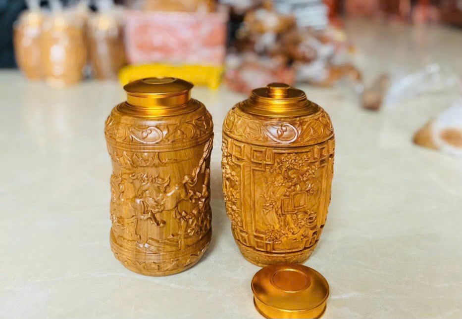 Hộp đựng trà khắc nhiều hoa văn khắc nhau bằng gỗ bách xanh kt 20×10cm