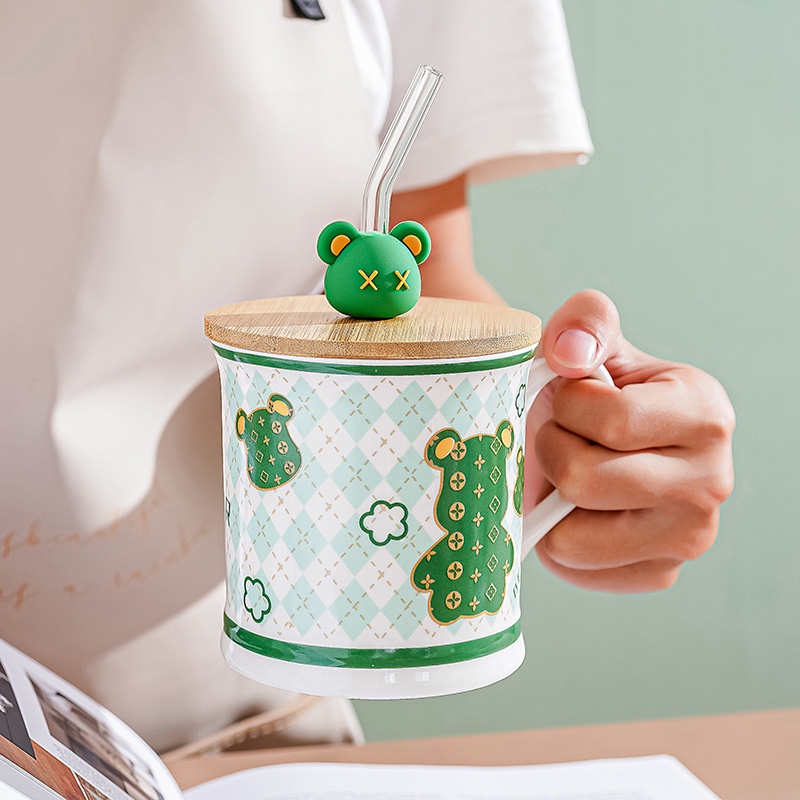 Ly sứ hình Bearbrik có nắp gỗ và ống hút thủy tinh sang chảnh