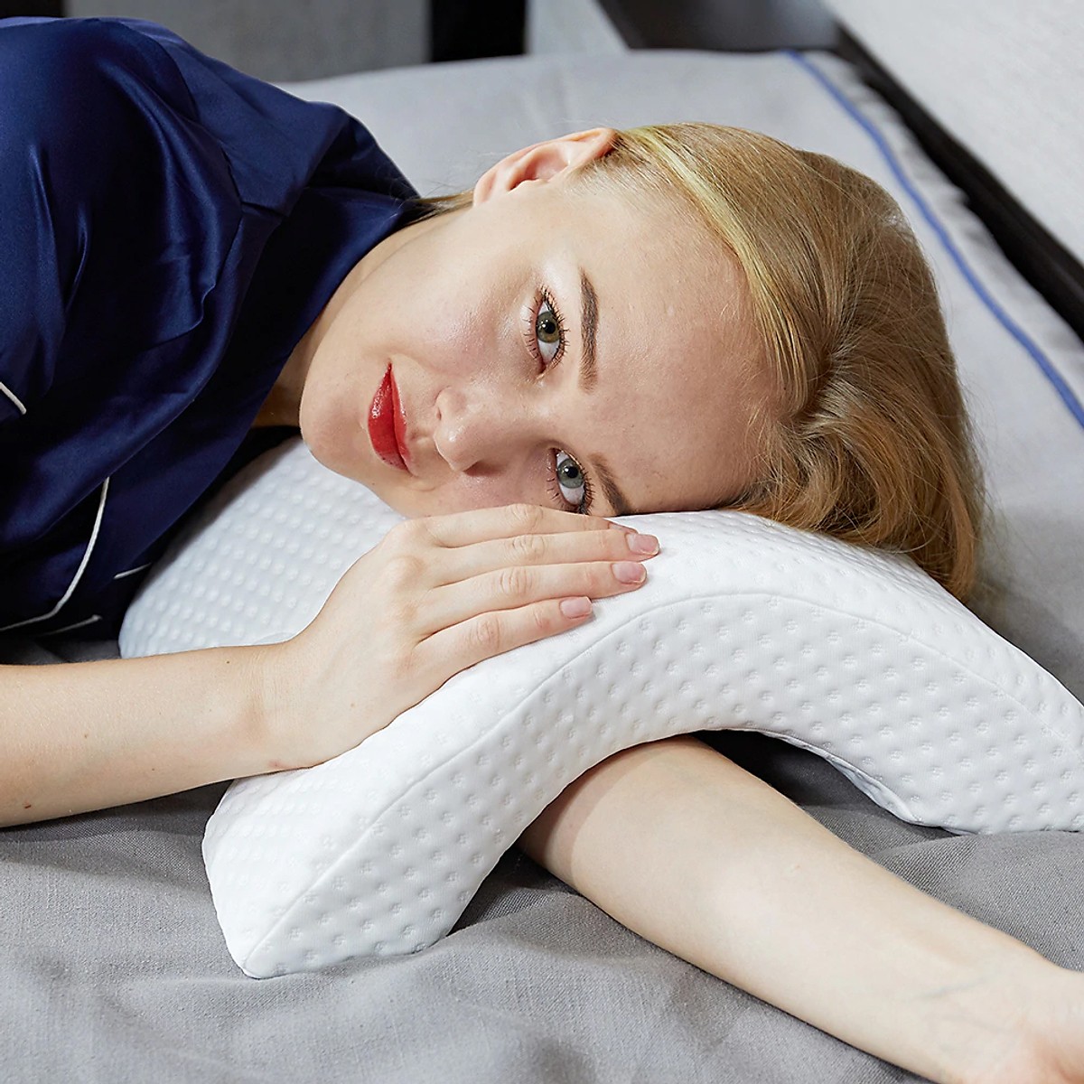 Gối ngủ cao cấp Văn phòng dạng cong, có chỗ luồn tay chống mỏi bằng cao su non