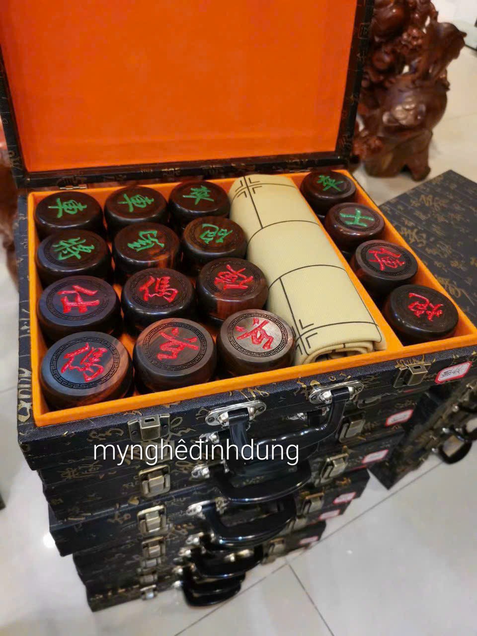 Combo Bộ quân cờ tướng bằng gỗ trắc đỏ đen + hộp da và tấm vải da bàn cờ để chơi