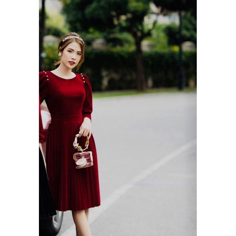 Đầm nhung đỏ tay bồng chân xếp ly thiết kế