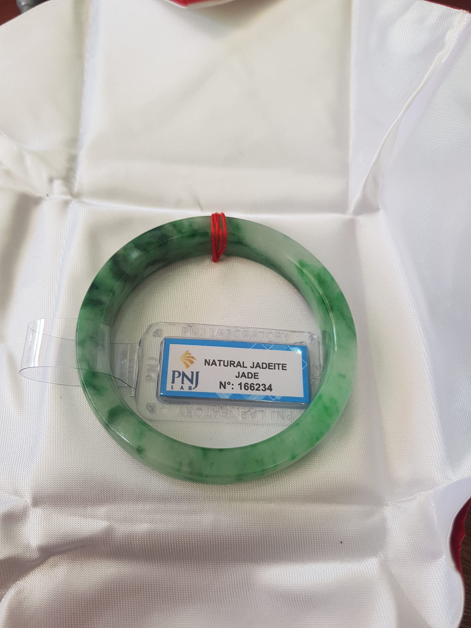 Vòng Tay Đá Ngọc Cẩm Thạch tự nhiên Bản Vuông 50mm   Vòng đã kiểm định có giấy chứng nhận P No 166234 Natural Jadeite  Nữ cân nặng 50kg - 55kg đeo Sang Tay Đẹp lắm luôn ạ
