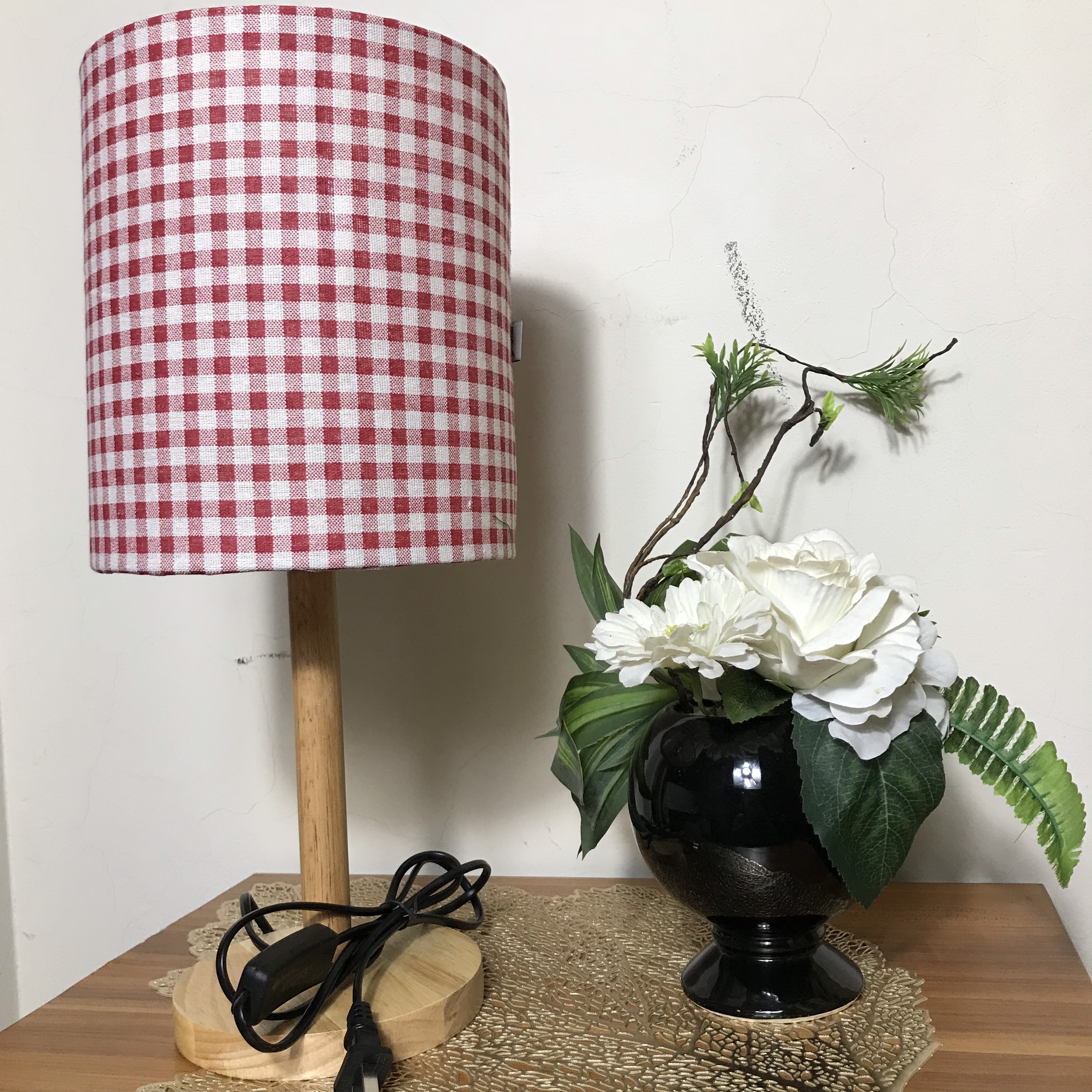 Đèn ngủ DB-A03 CARO ĐỎ, đèn bàn ngủ chân gỗ cao cấp, chao vải bố linen dễ thương, công tắc bật tắc, tặng kèm bóng