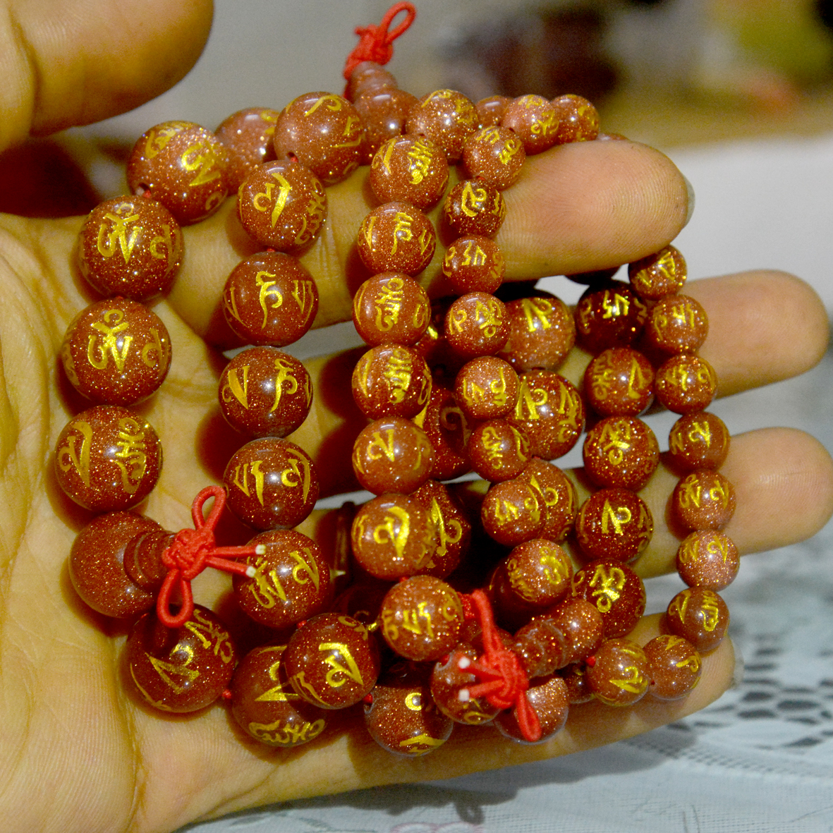 Vòng tay chuỗi đá kim sa khắc chú Omani vàng