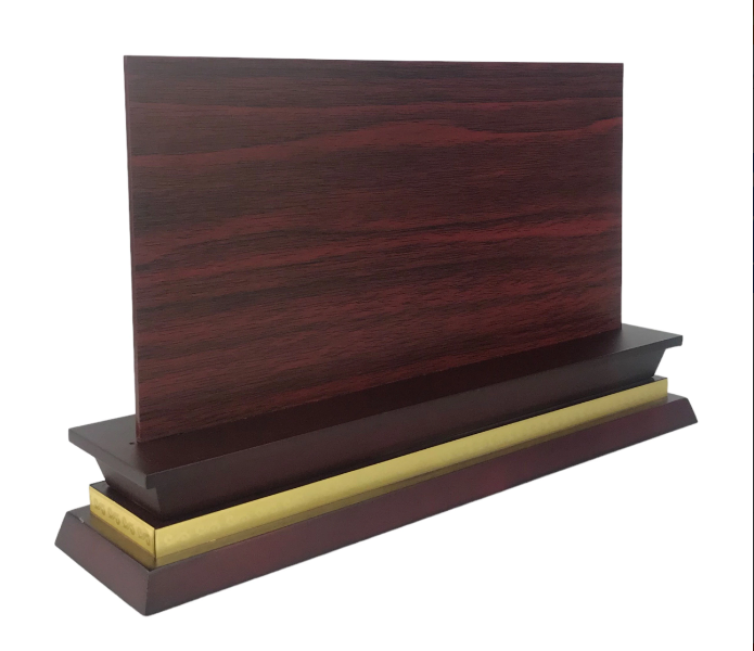 Bảng chức danh đế gỗ hoa văn DG07-B 330x60mm có mặt mica vân gỗ 294x140mm dày 3mm