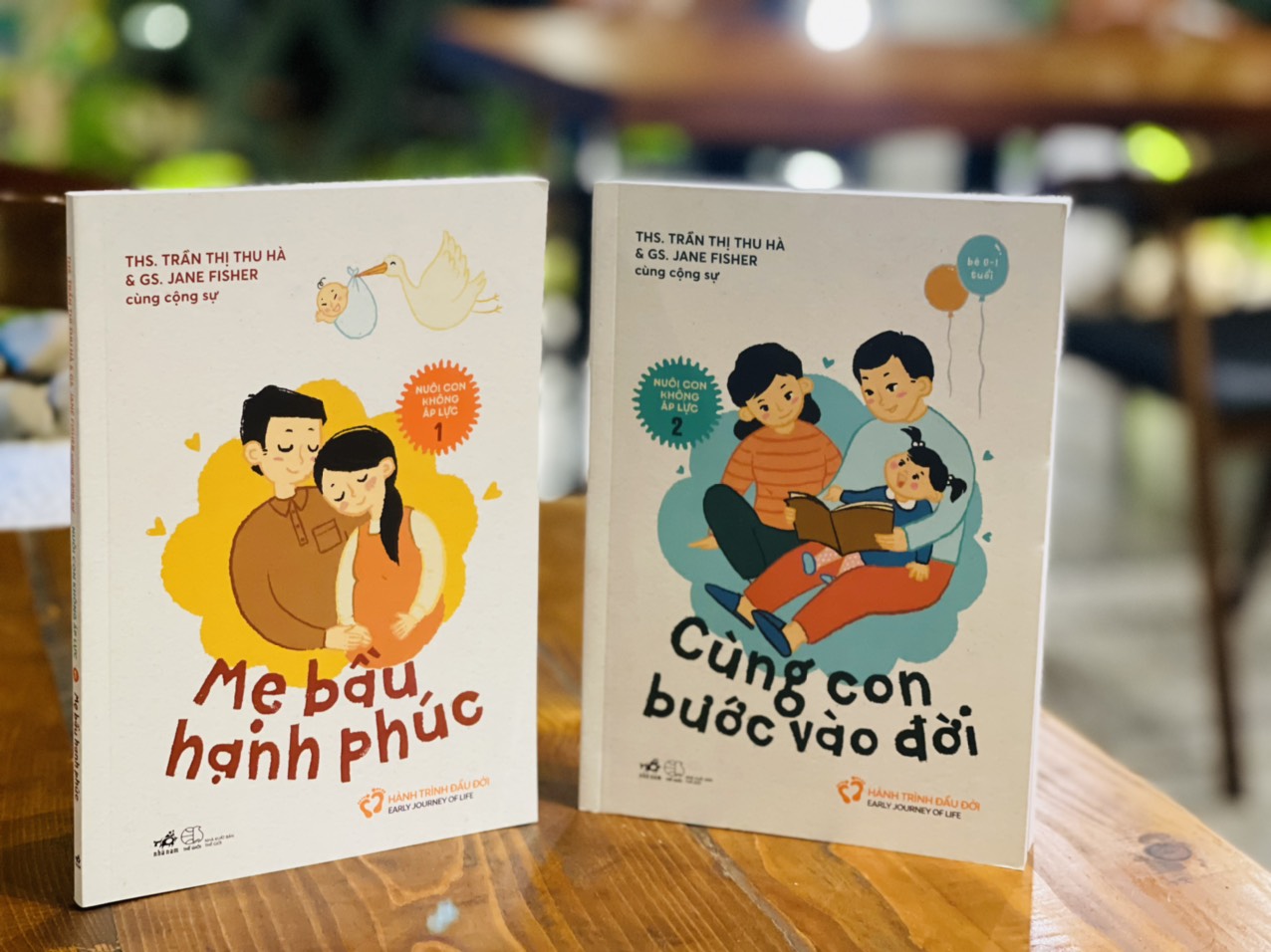 (Bộ 2 cuốn – Minh hoạ màu) NUÔI CON KHÔNG ÁP LỰC - MẸ BẦU HẠNH PHÚC (cuốn 1) - CÙNG CON BƯỚC VÀO ĐỜI (cuốn 2) -  Ths. Trần Thị Thu Hà, Gs. Jane Fisher - Nhã Nam - NXB Thế Giới (bìa mềm)