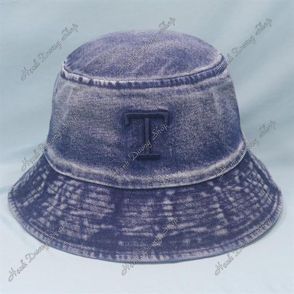 Nón tai bèo jean vành rộng 6,5cm vải jean loang hàng quảng châu thêu chữ T có dây rút phía trong, hàng 1 lớp vòng đầu 58-59cm - Xanh đậm