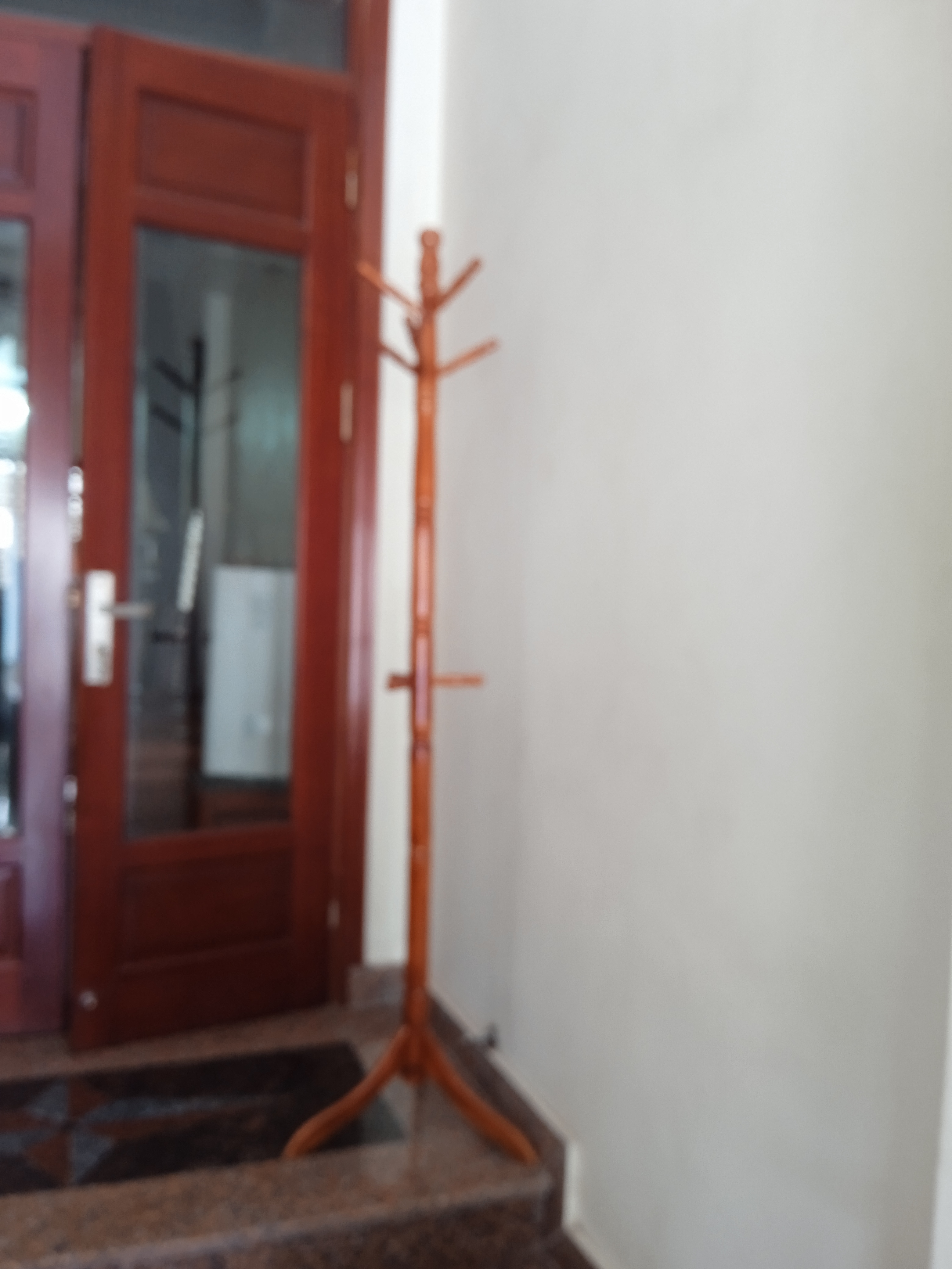 Cây treo quần áo N H home gỗ thân nhỏ màu nâu