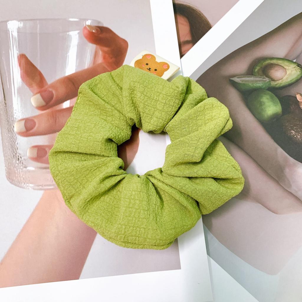 Scrunchies dây cột tóc vải xô đũi phồng có tag gấu xinh xắn nhiều màu dành cho bạn gái