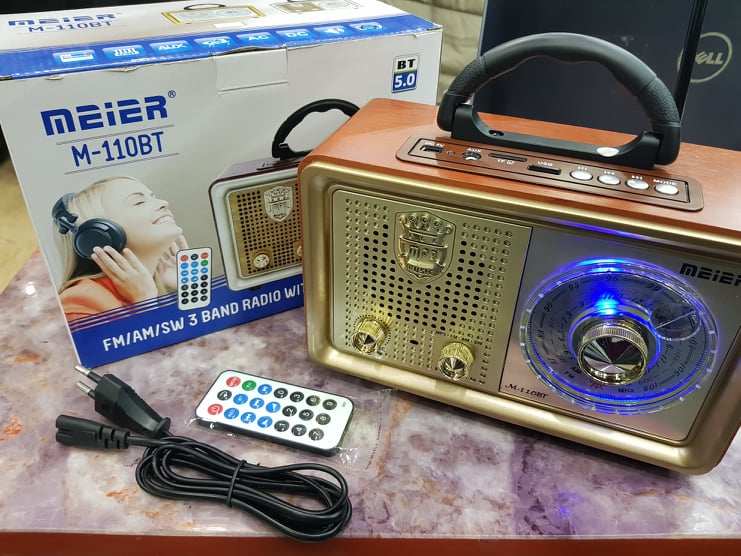 Đài Radio MEIER M-110BT: Đài sạc pin. Thu sóng 3 kênh FM,AM,SW. Có Bluetooth, cổng Aux, USB, Thẻ nhớ. Công suất 10W