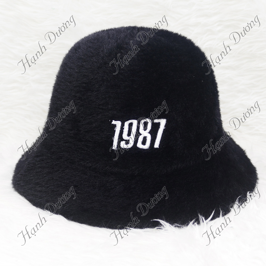 Mũ vành cúp lông xù thêu năm 1987, vành rộng 5cm, phía trong có 2 dây rút giúp giữ nón chắt hơn