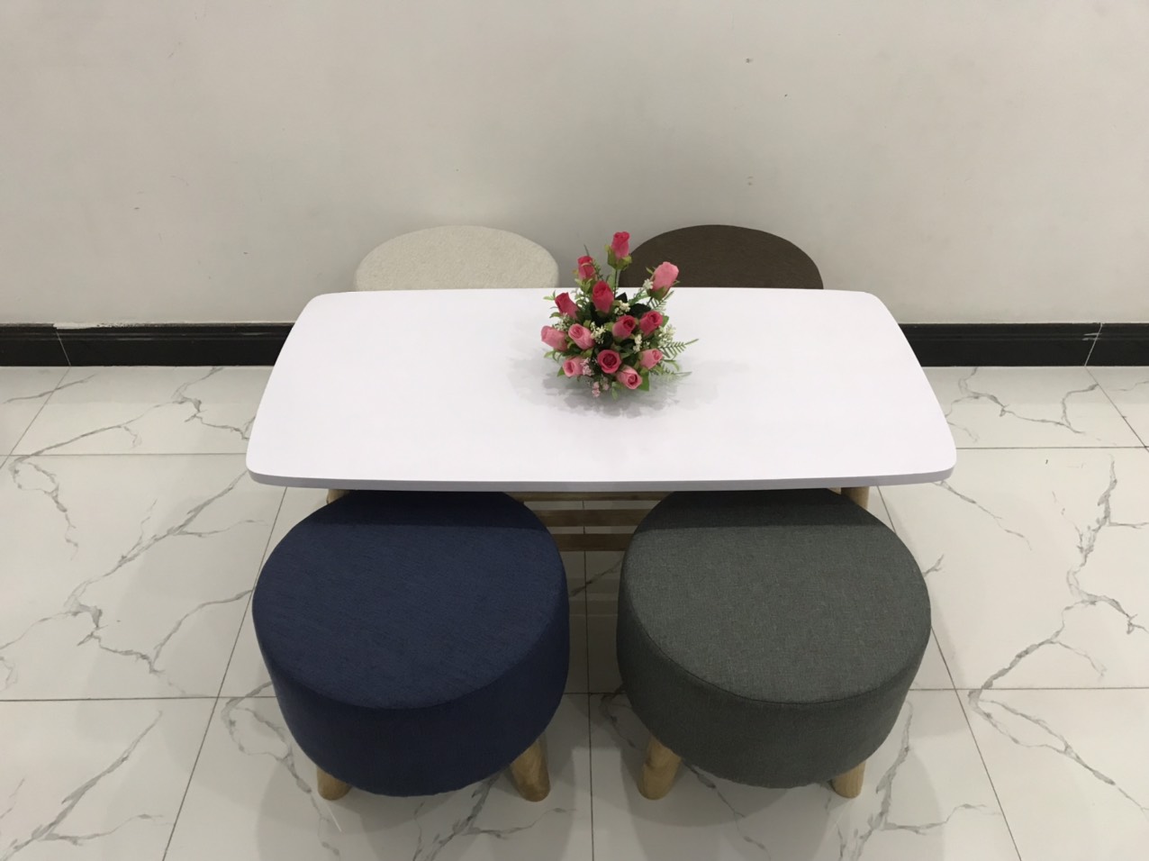 Combo 1 bàn 4 ghế nệm - Xám đen-Xanh đậm-Trắng xám-Nâu