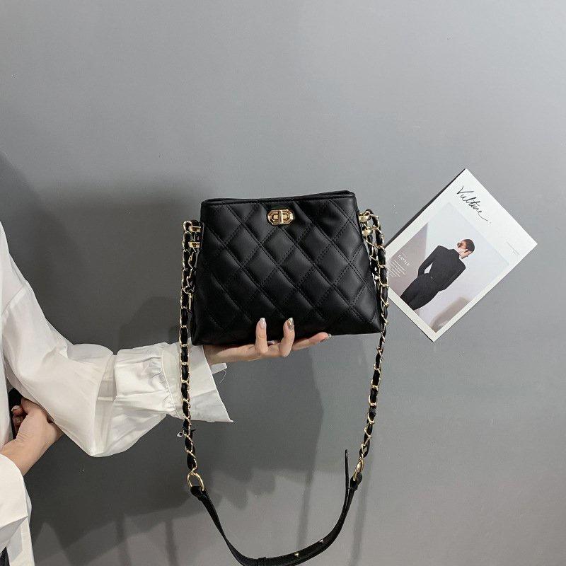 Túi đeo chéo nữ màu đen phong cách HT8