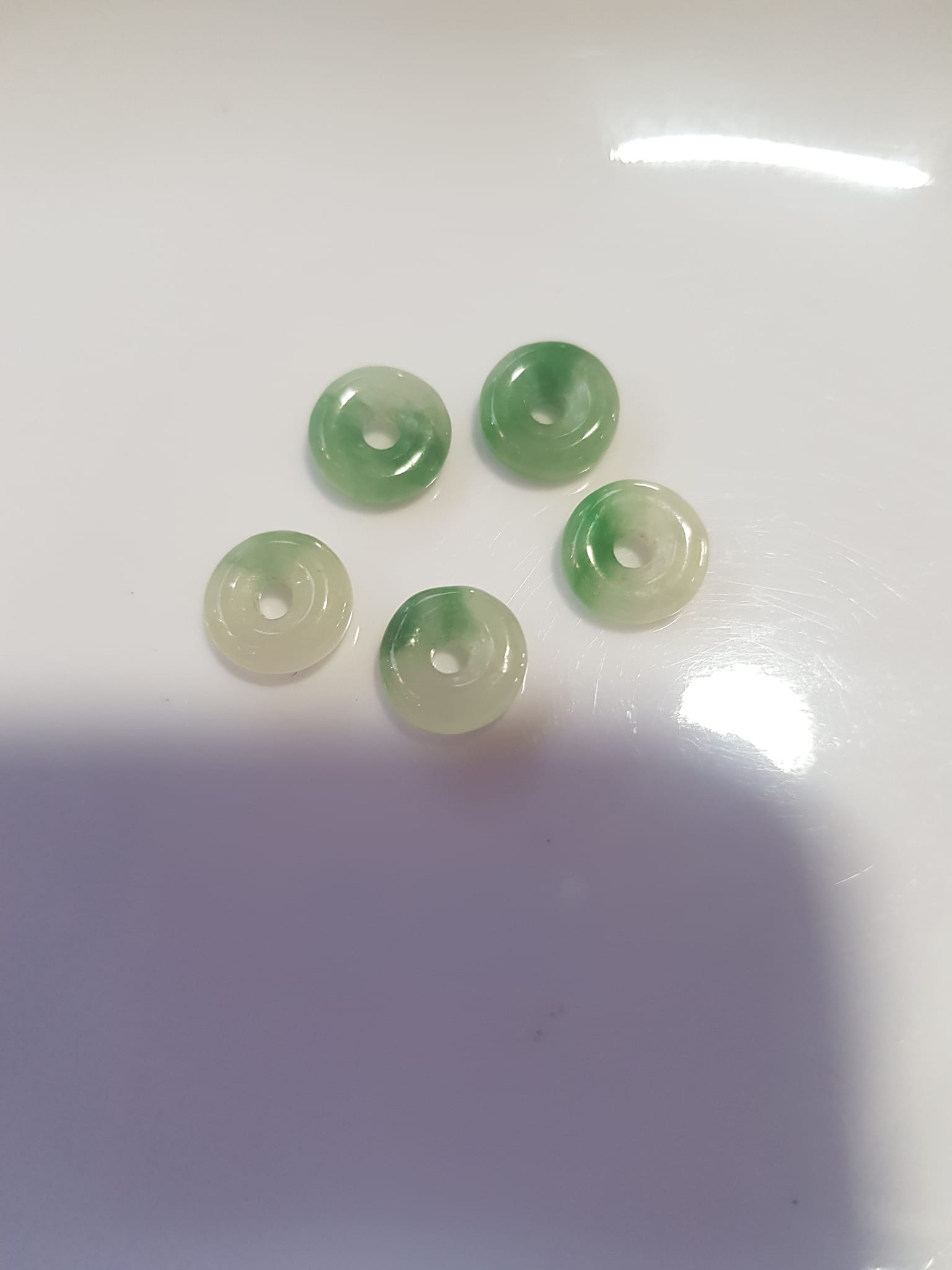 Bộ Trang sức Charm Vòng Tay gồm 5 đồng tiền may mắn tài lộc  Chất liệu đá cẩm thạch xanh Ngọc trắng tự nhiên bóng đẹp  Size hạt đk 9mm x đk cao 3mm x lỗ giữa đồng tiền 2mm nữ phối vòng tay và làm mặt dây chuyền đeo đẹp ạ