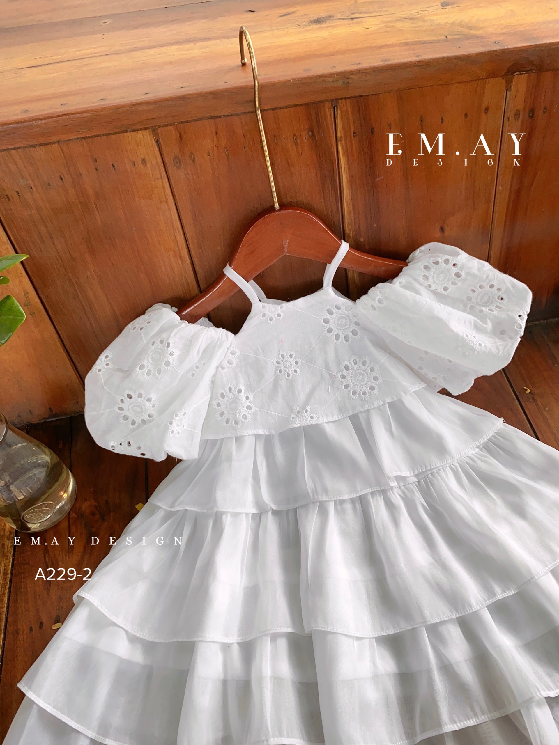 Đầm babydoll tầng cho bé gái trễ vai màu trắng xinh xắn từ 12-35kg hàng thiết kế