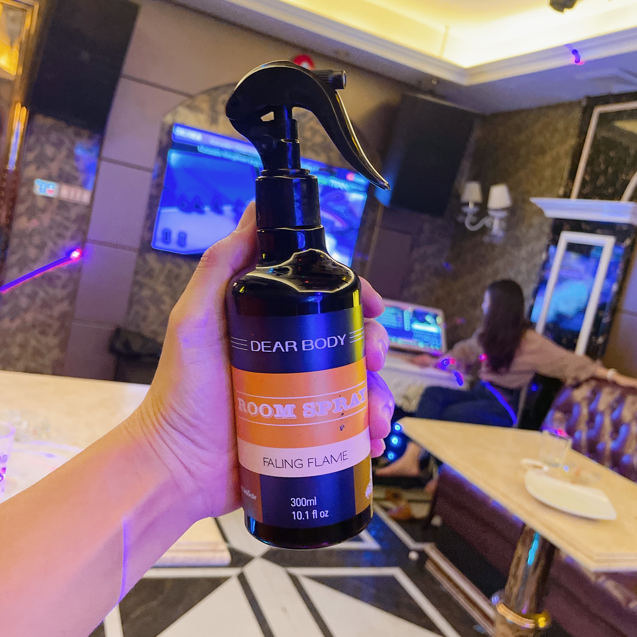 Xịt Thơm Phòng DEAR BODY 300ml - Hương Thơm Mát - Khử Mùi Tanh - Hôi - Giải Pháp Khử Ẩm Mốc Cho Phòng Karaoke