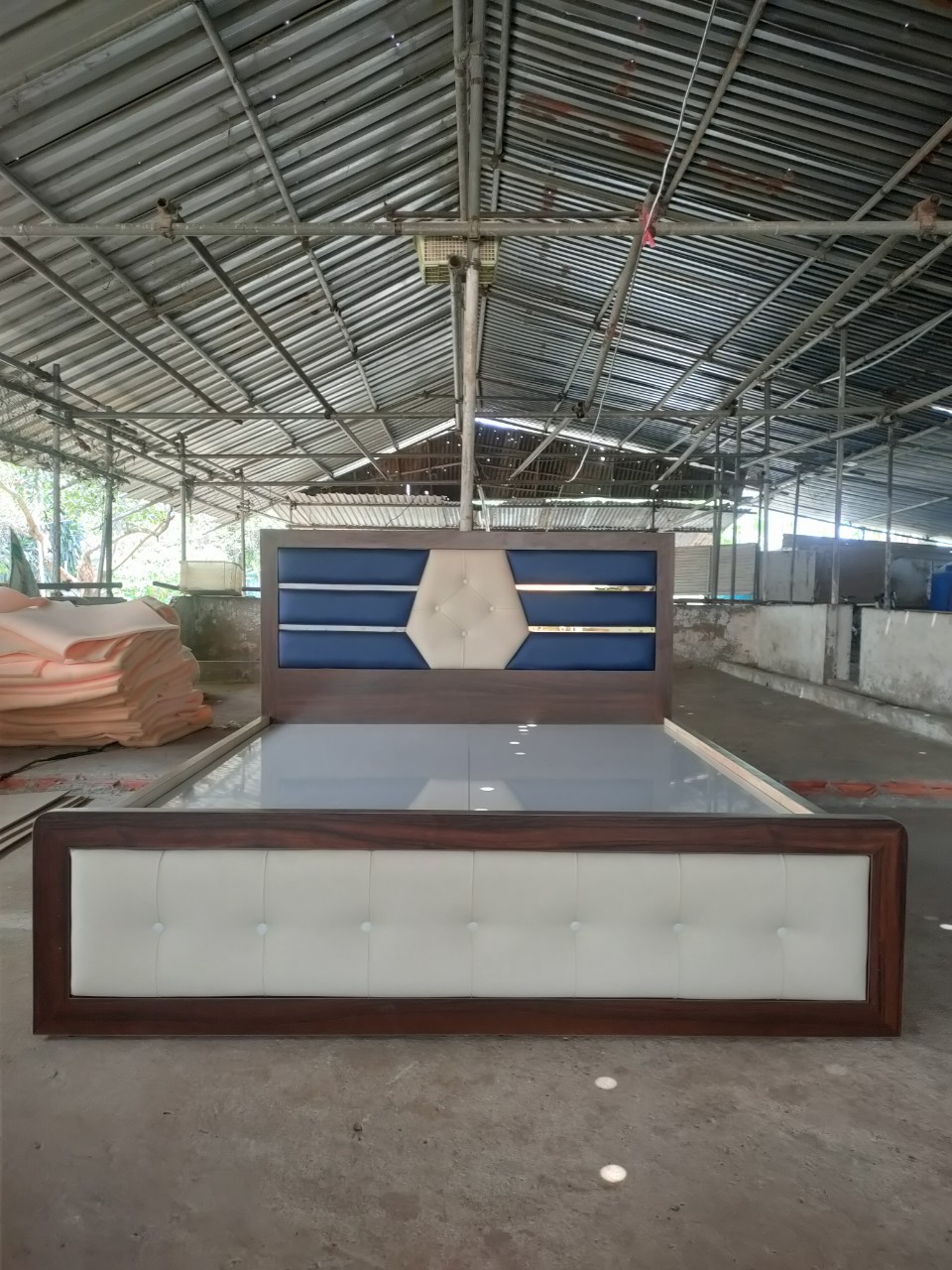 Giường gỗ MDF lõi xanh Tundo kết hợp inox mạ vàng