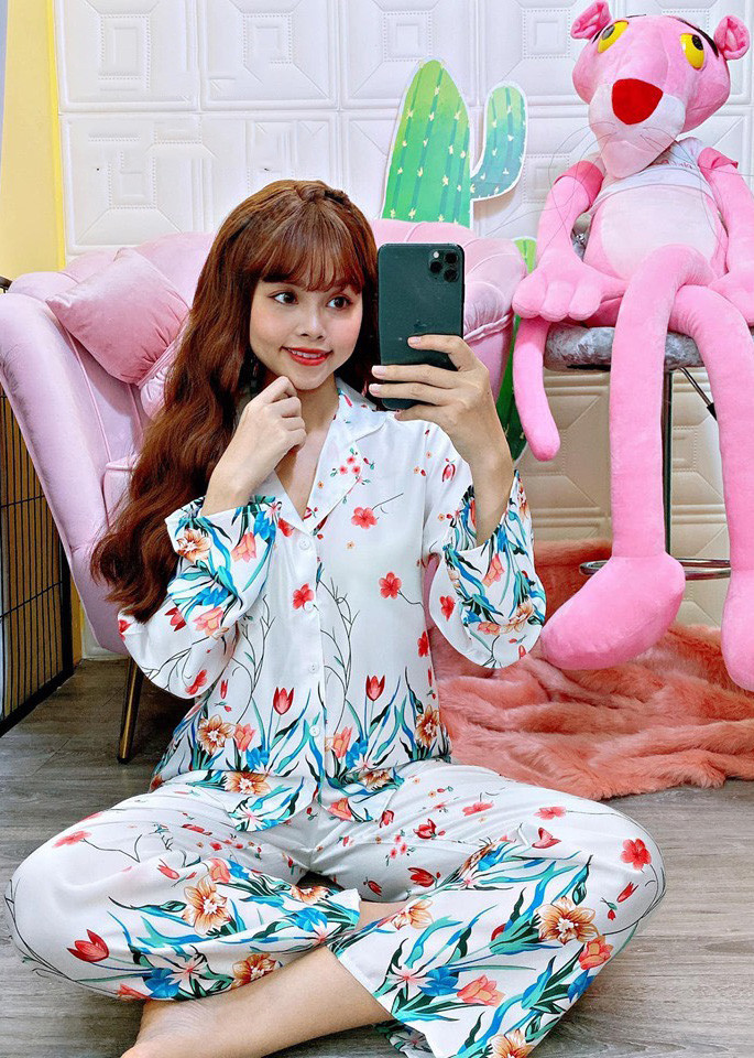 Đồ Bộ Mặc Nhà - Pijama Satin Tay Dài Quần Dài Hình Dễ Thương Cây Cỏ Hoa Lá Nền Trắng