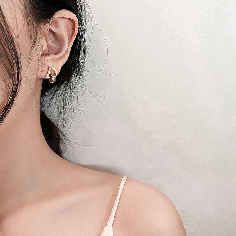 E77 Khuyên Tai Bông Tai Nữ Chữ D Titan Không Đen