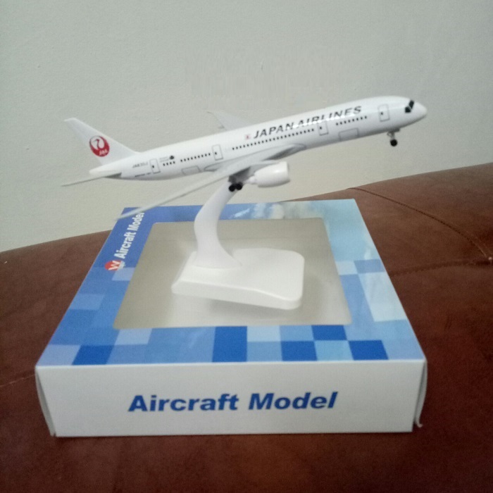 Mô hình máy bay tĩnh Boeing B787 Japan Airlines 18cm có bánh xe