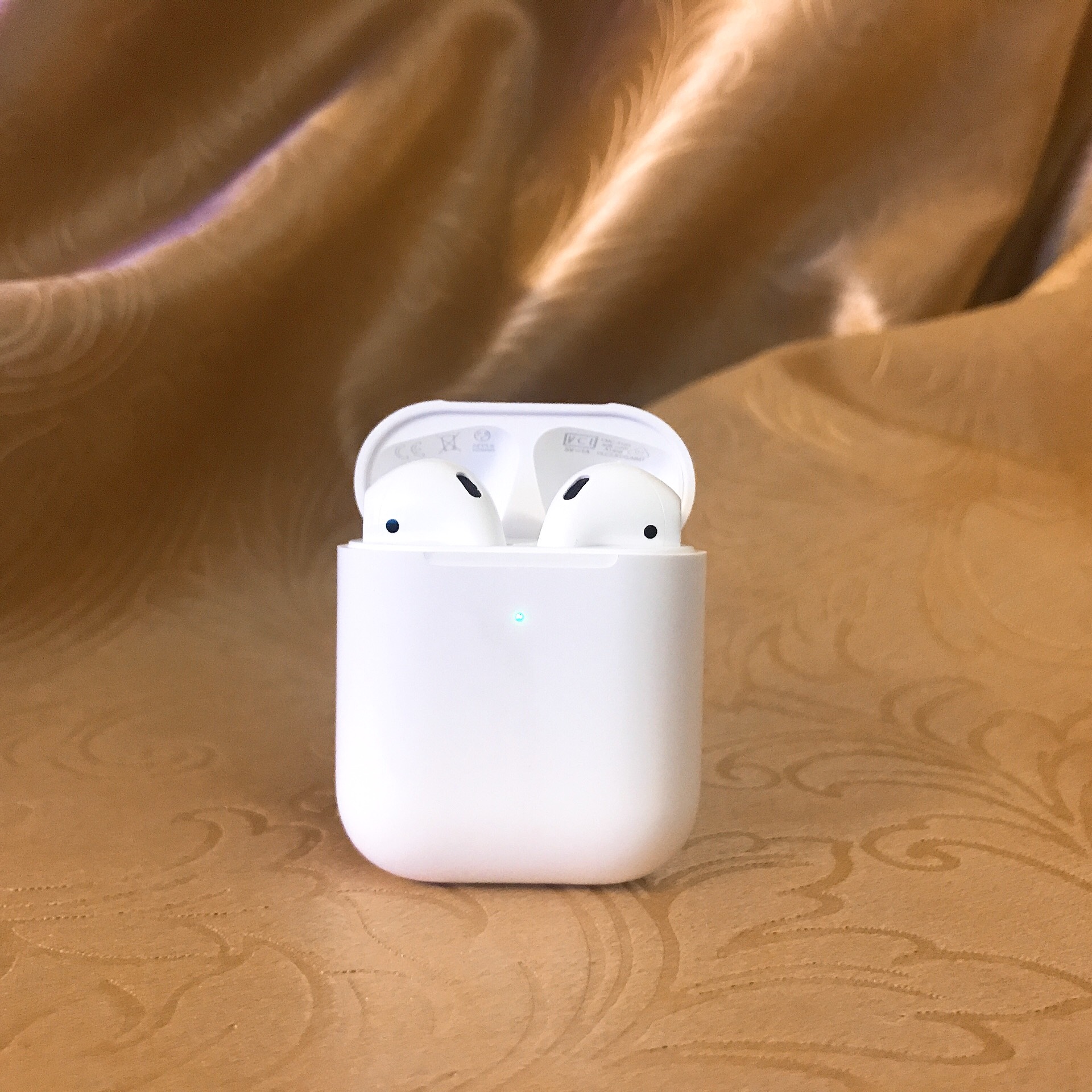 Tai nghe AirPods - Thiết kế đẹp sang trọng -Nhỏ gọn đặc biệt là tính năng không dây tiện lợi, - Chất âm tai nghe tuyệt, cho người dùng sự trải nghiệm ngoài sức tưởng tượng