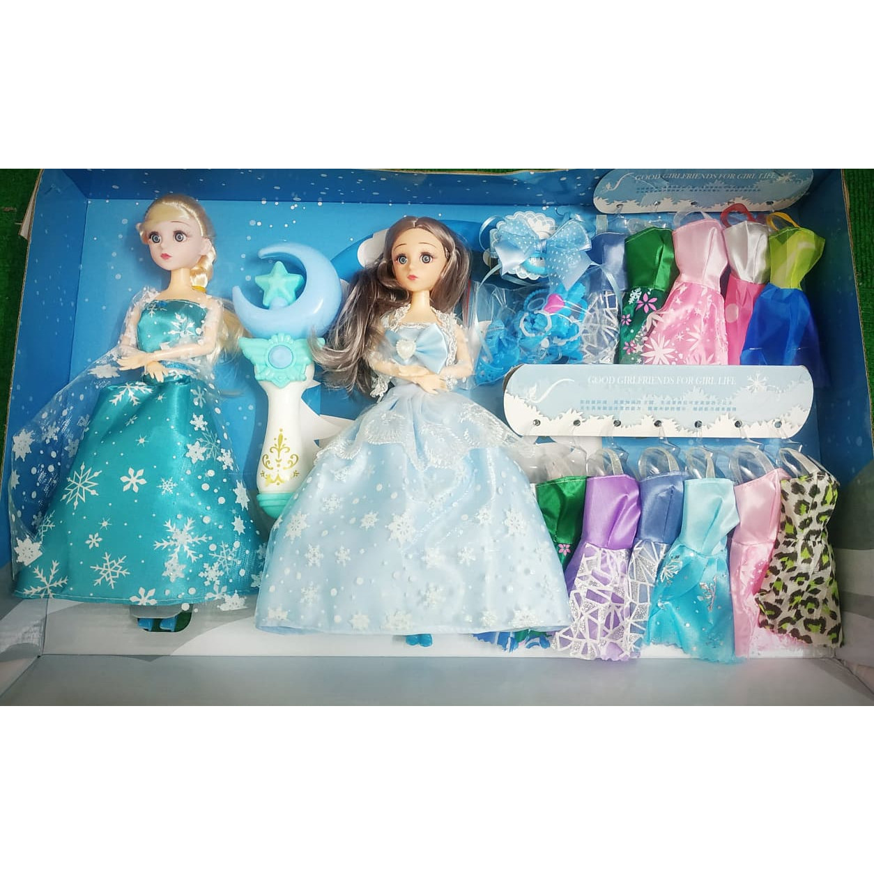 Bộ đồ chơi thay váy búp bê gồm 2 nhân vật Elsa Frozen có khớp thay đổi tư thế linh hoạt và 12 bộ váy thời trang (tặng kèm quyền trượng và phụ kiện)