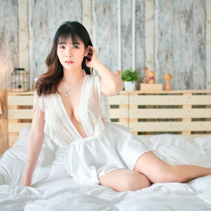 Váy ngủ tiểu thư sexy khoét ngực hở lưng với màu đen gợi cảm