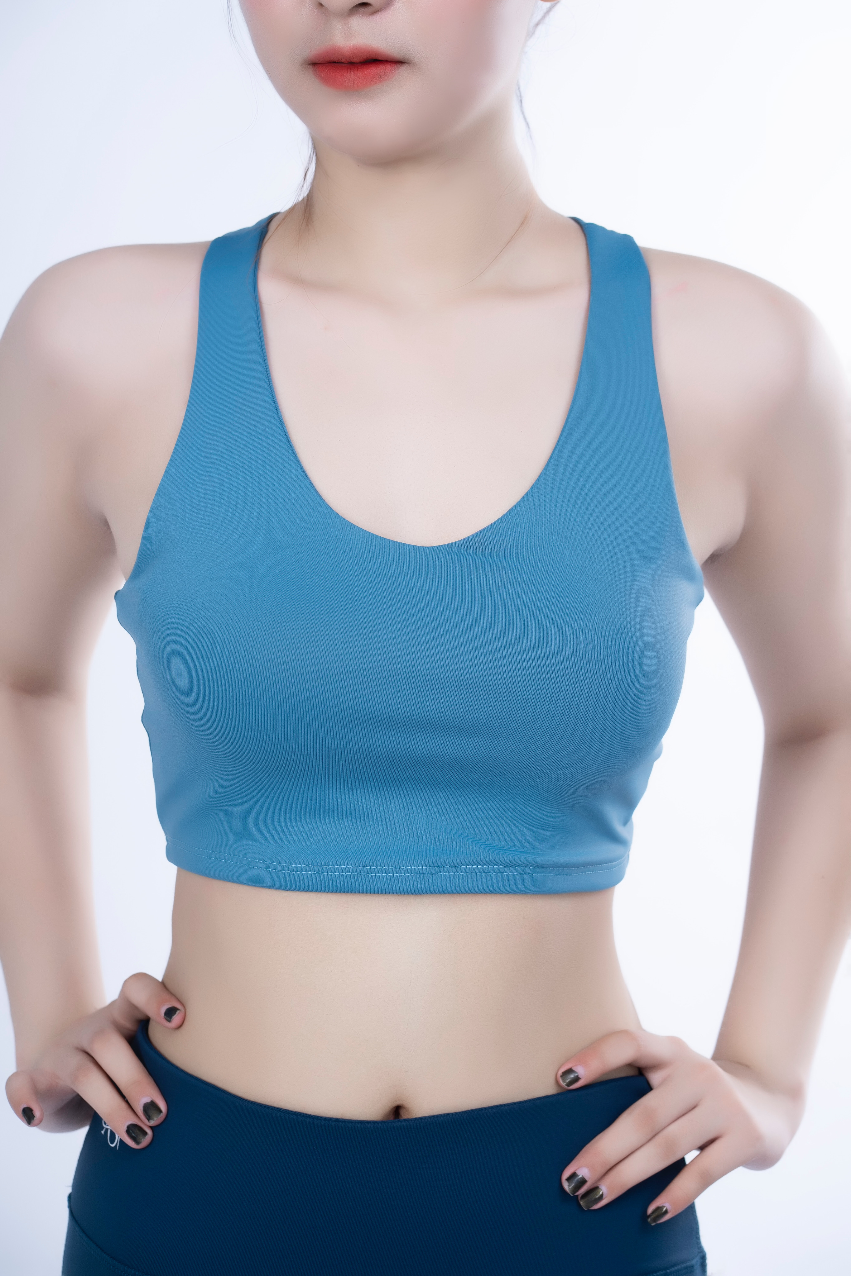 Bộ tập thể thao nữ áo croptop xanh quần lửng đen - BTL02