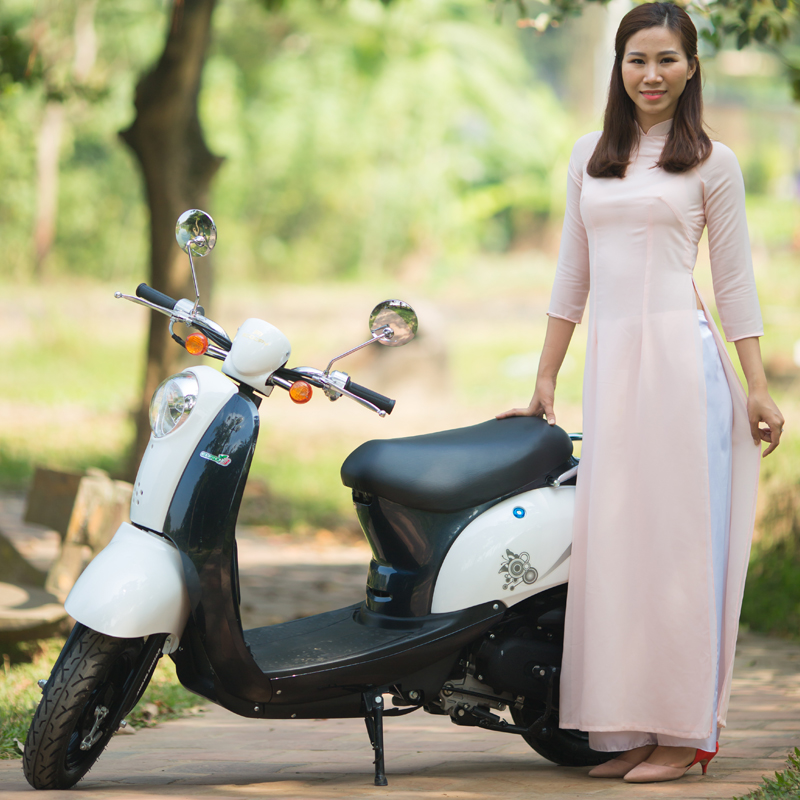 Xe ga 50cc Scoopy màu trắng yếm đen