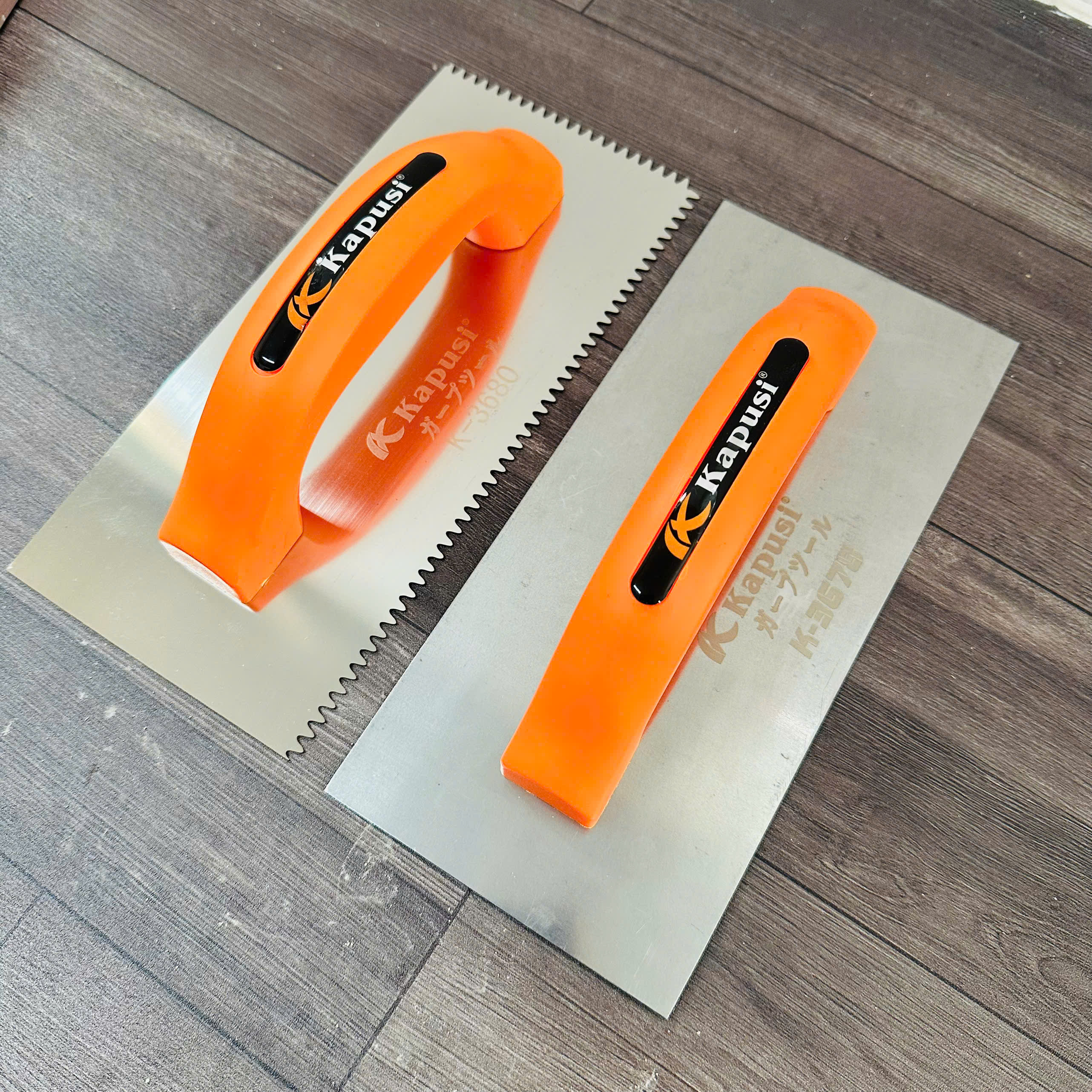 Bàn xoa răng cưa (bay răng cưa) KAPUSI Japan, lưỡi thép cán nhựa cam chắc chắn