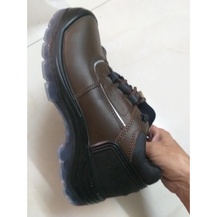 Giày Bảo Hộ Safety Jogger Pluto EH Da Thật, Cách Điện 18kV, Đế Chống Đâm Xuyên, Mũi Chống Va Đập