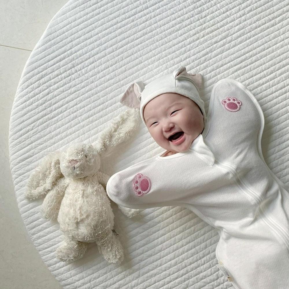 Nhộng Chũn Thông Hơi Tay Gấu Giúp Bé Ngủ Ngon Co Giãn, Mềm Mát, Có Khóa 2 Chiều Thoải Mái Và Tiện Dụng - Màu Hồng