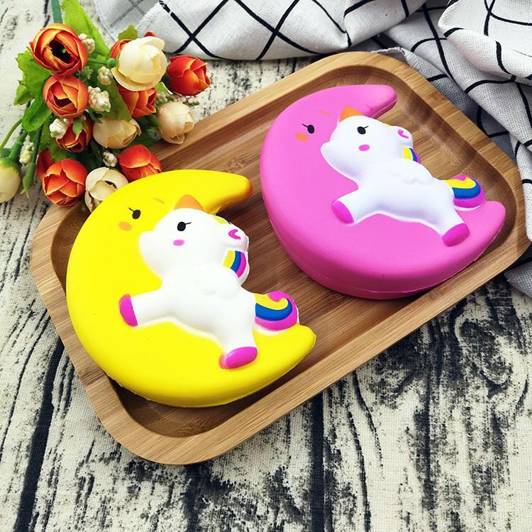 SquiShy NGỰA ÔM TRĂNG