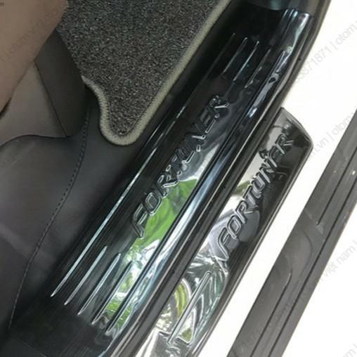 Ốp Bậc Cửa Xe Fortuner 2017 2018 2019 2020 mẫu Titan
