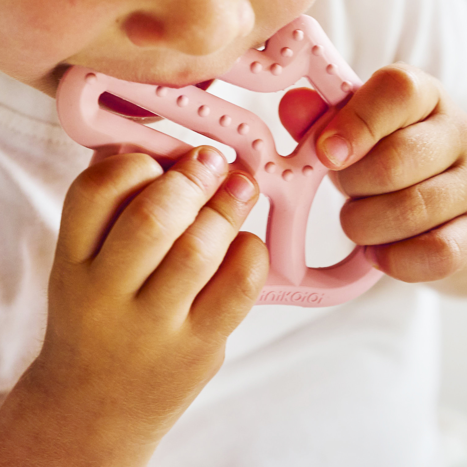 Hình ảnh MinikOiOi Gặm nướu bàn tay bằng silicone cao cấp giúp giảm đau và ngứa nướu cho bé