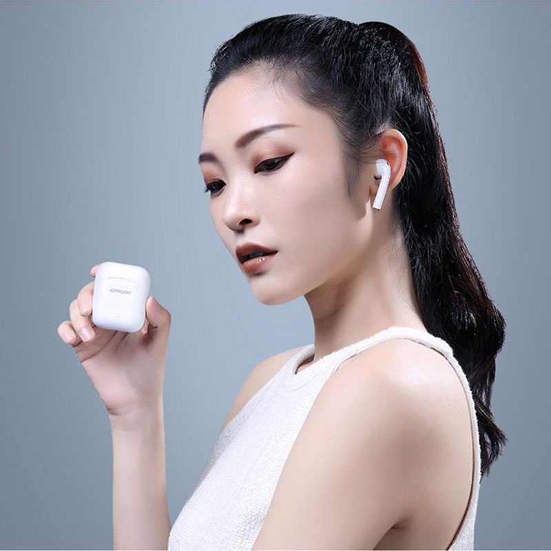 Wireless Earbuds With Anti-Fingerprint Silicone Case white