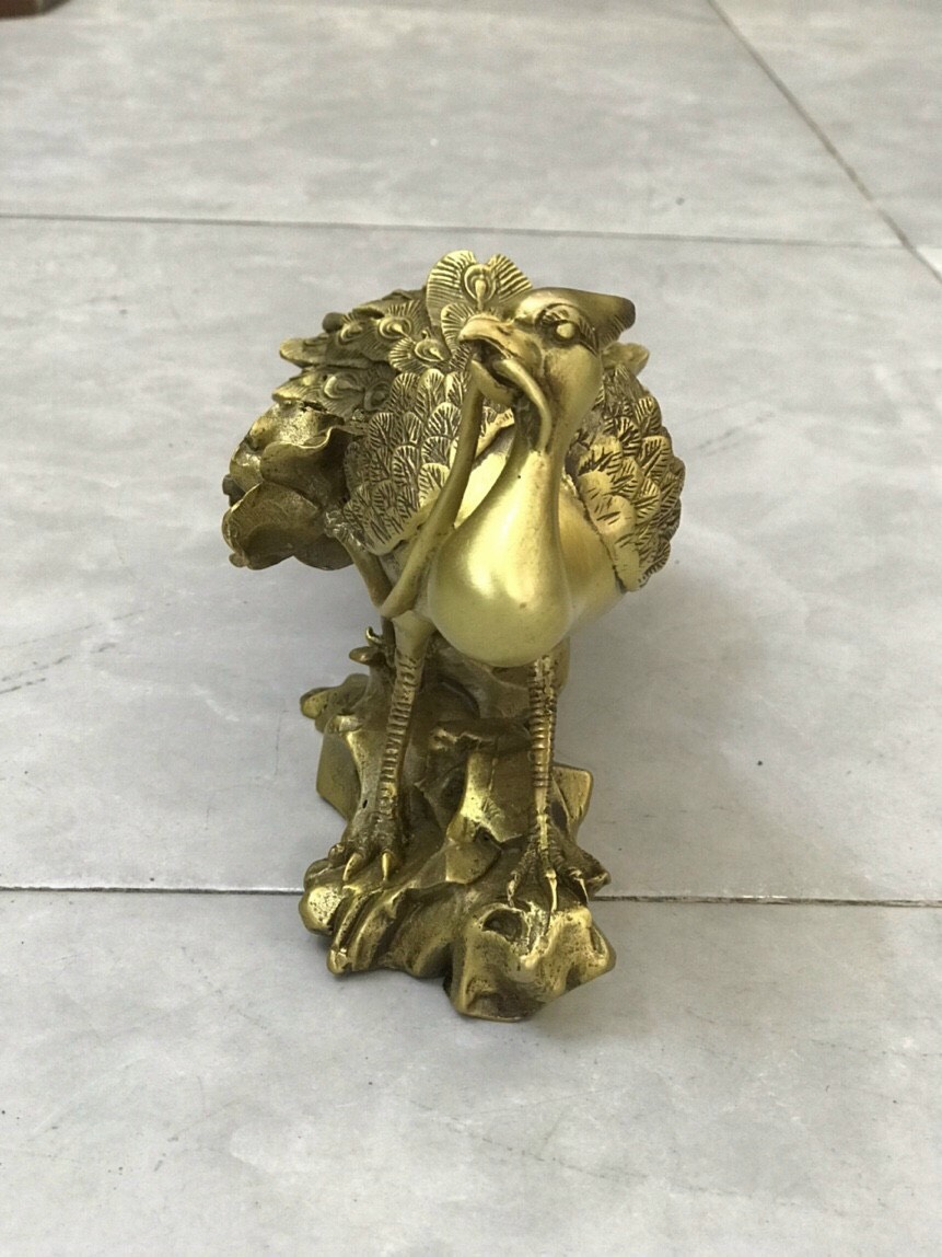 Tượng Chim Công ngậm hoa bằng đồng cao 15cm