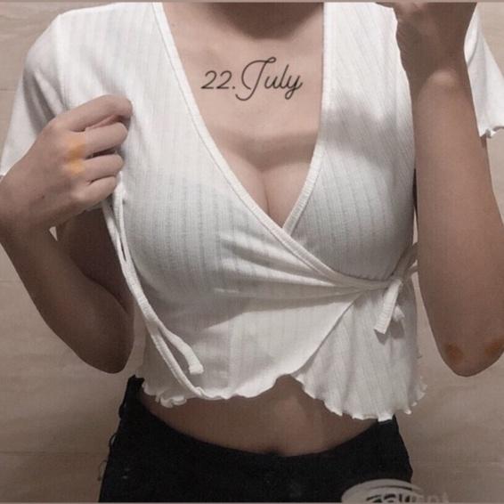 Áo croptop kiểu cổ xẻ có dây buộc tùy chỉnh ôm form hot hit. Áo croptop đắp chéo tay ngắn siêu hot