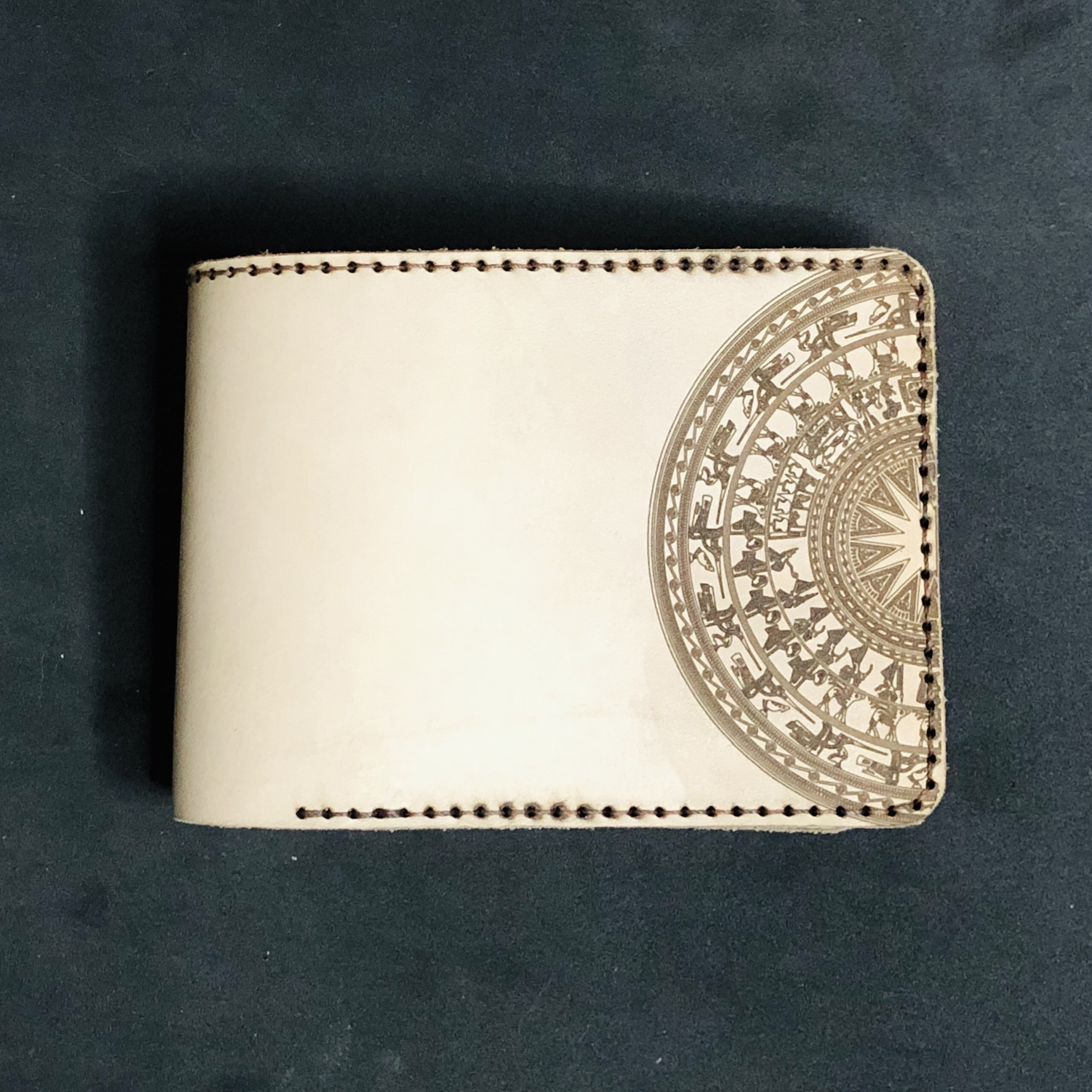 VÍ RAM TRỐNG ĐỒNG DÁNG NGANG (DA BÒ THUỘC THẢO MỘC VEGTAN WALLET)