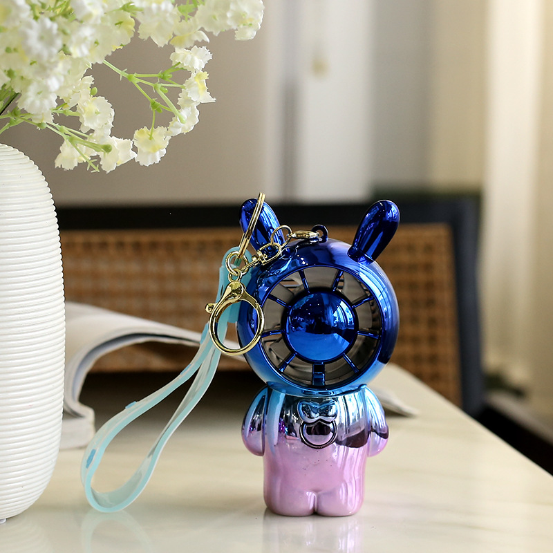 Quạt mini cầm tay kèm theo móc treo tiện lợi với thiết kế dễ thương nhỏ gọn có 2 mức độ gió siêu mát