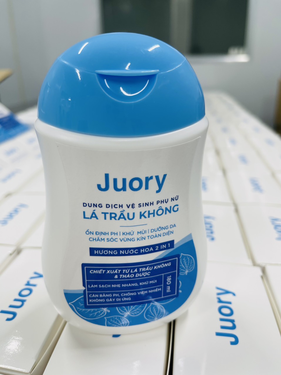 Dung Dịch Vệ Sinh Phụ Nữ Juory Lá Trầu Không - 180ml