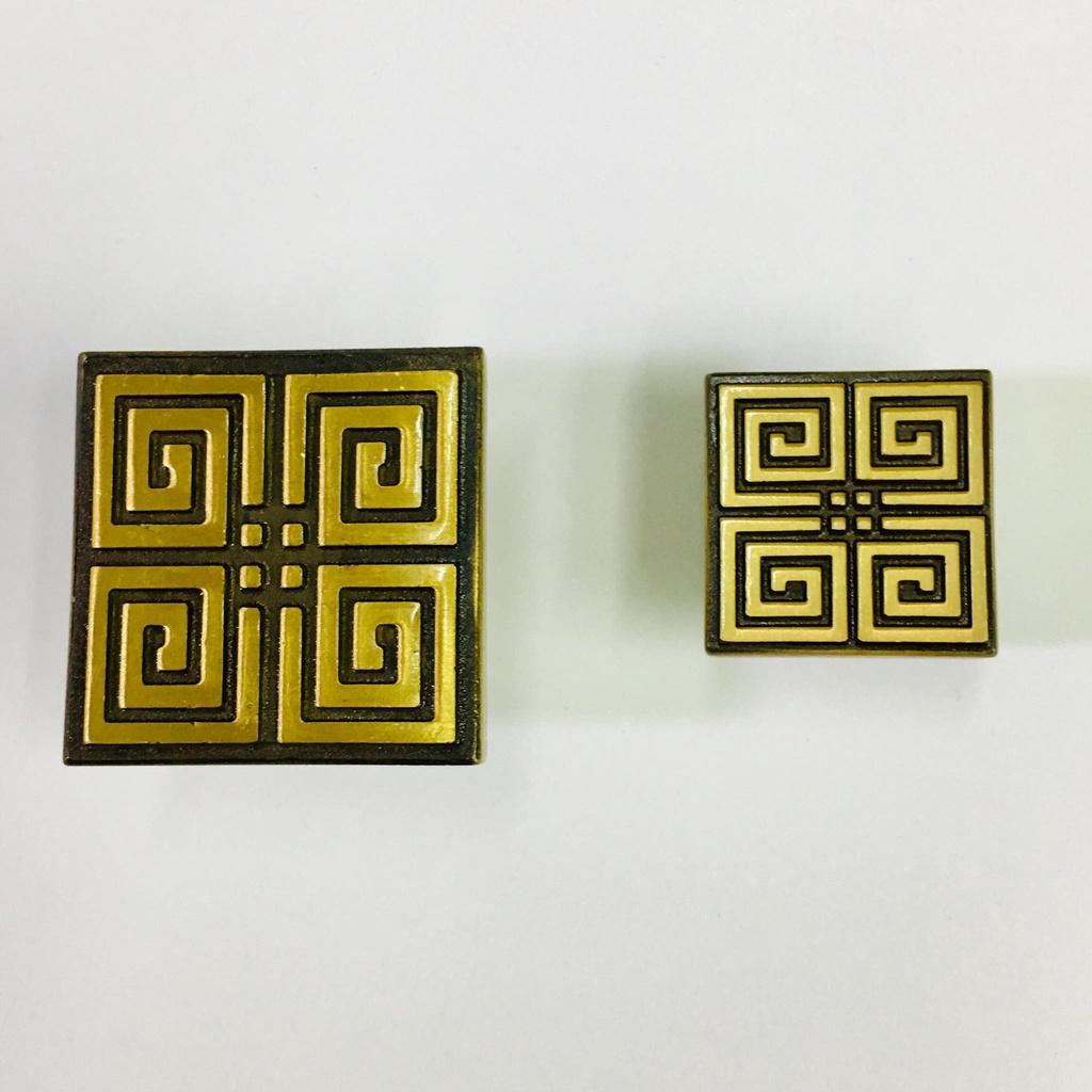 NÚM TỦ VUÔNG CHỮ THẬP CHẤT LIỆU ĐỒNG