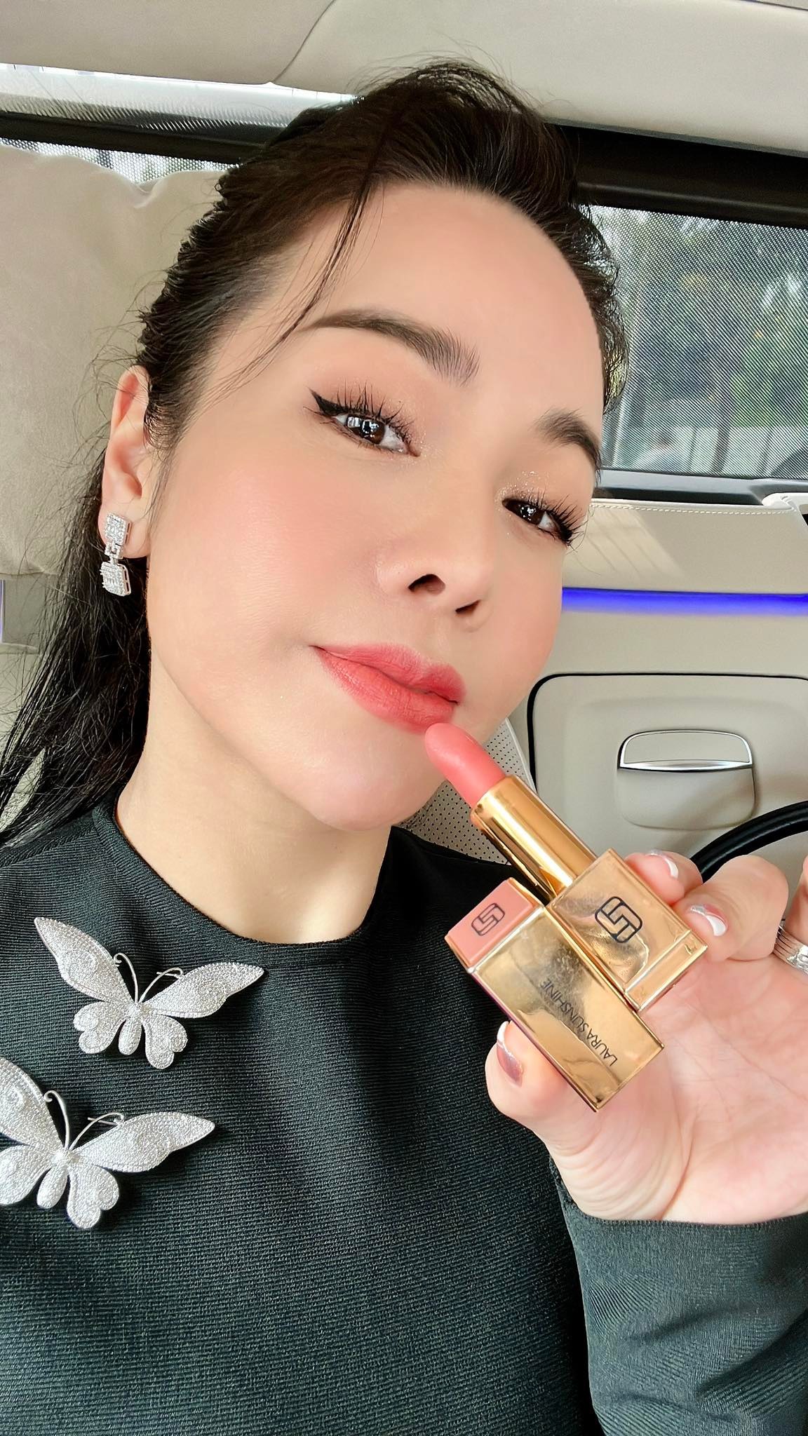 No.2 - Màu hồng ánh cam - Son lì siêu mịn cao cấp Hàn Quốc - Golden Velvet Lipstick - Laura Sunshine - Nhật Kim Anh