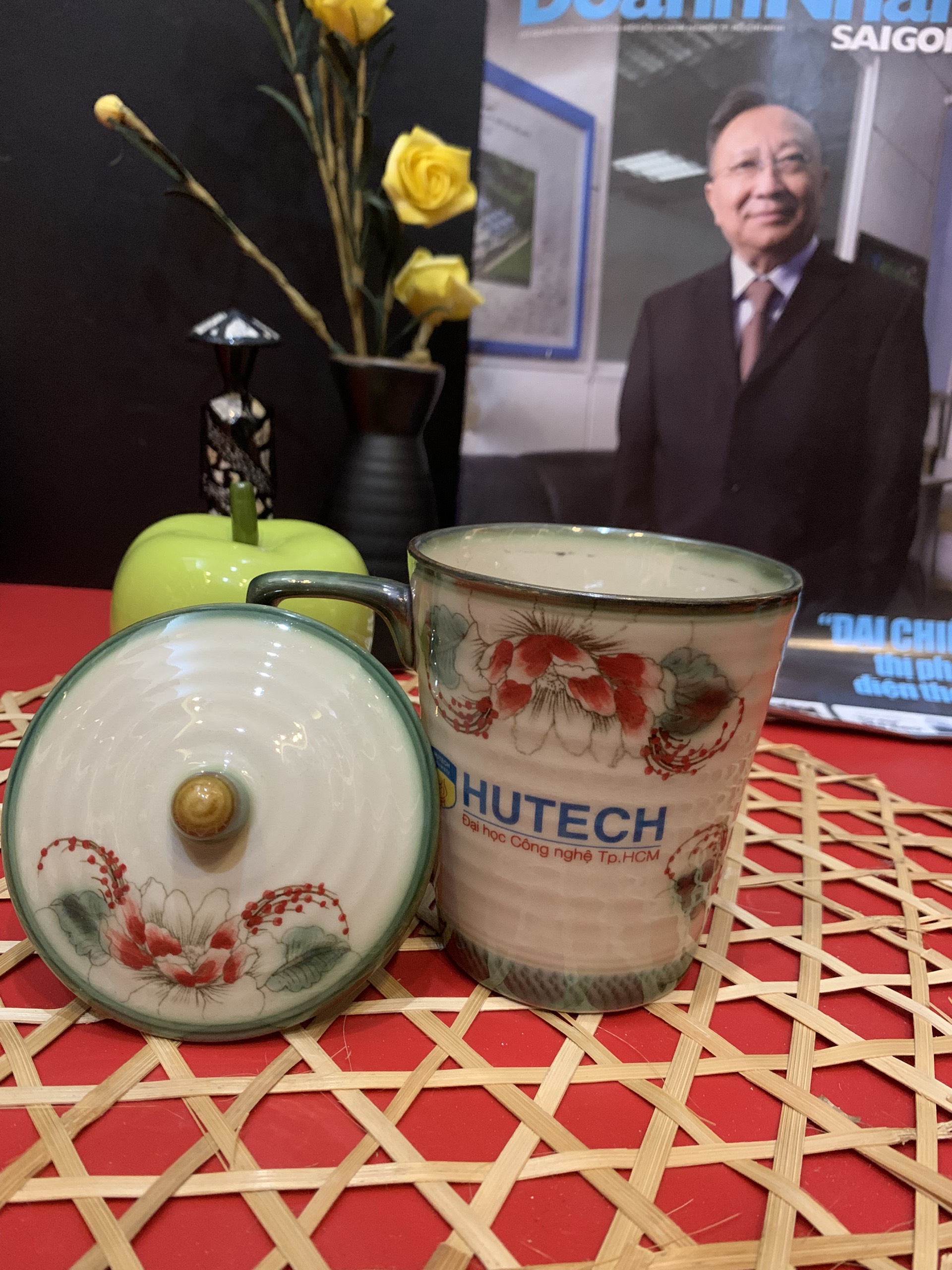 HUTECH-Ly có nắp vẽ hoa văn - Quà tặng tốt Nghiệp