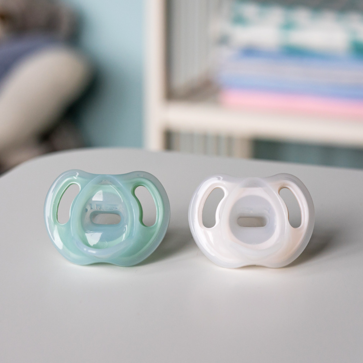 Ty ngậm silicon siêu nhẹ cho bé Tommee Tippee Ultra Light 0-6 tháng - Xanh dương/Trắng
