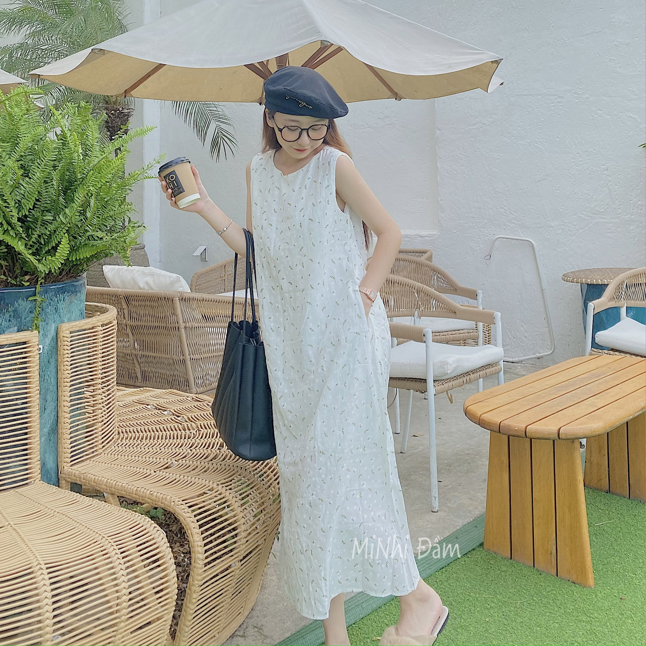 Đầm maxi trắng form rộng dáng suông dài MiNhi in hoa nhí, sát nách cổ tròn mặc đi biển